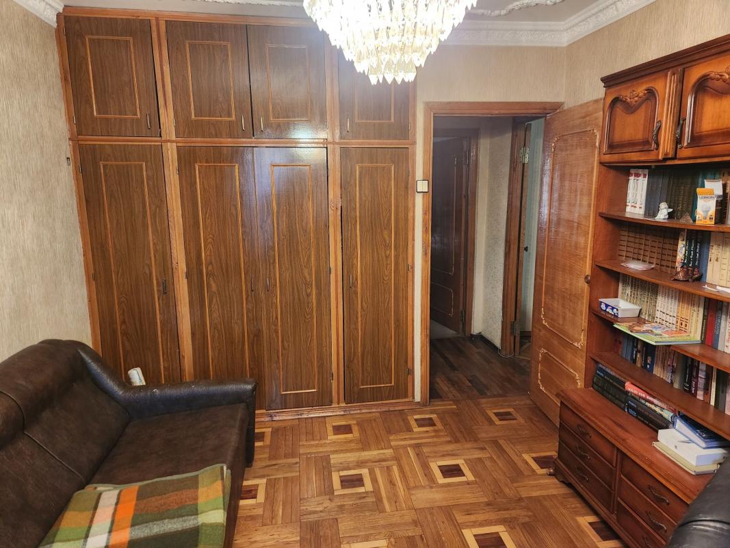 Long term rent 3 bedroom-(s) apartment Traktorobudivnykiv Avenue 108