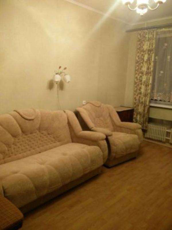Long term rent 3 bedroom-(s) apartment Heroiv Pratsi Street 30