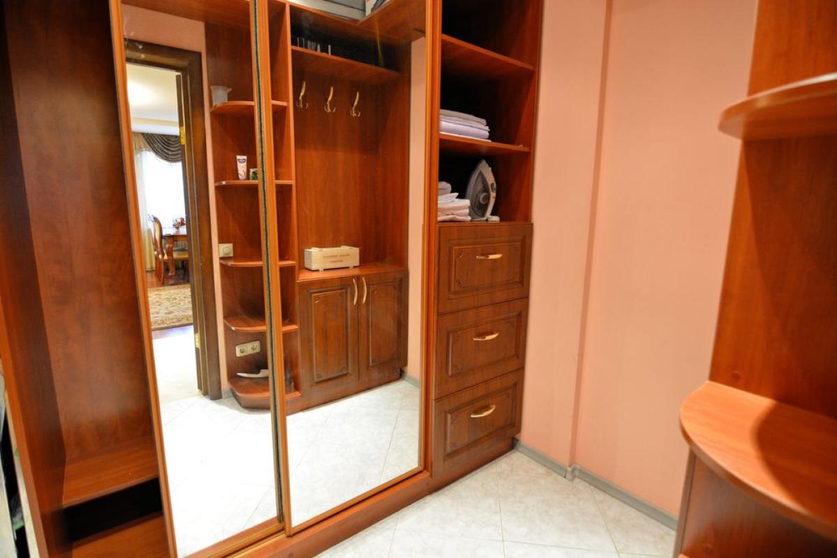Long term rent 3 bedroom-(s) apartment Pochainynska Street 25/49