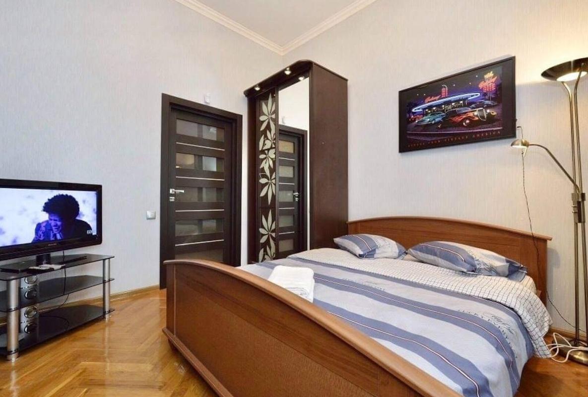 Long term rent 3 bedroom-(s) apartment Sofiivska Street 25а