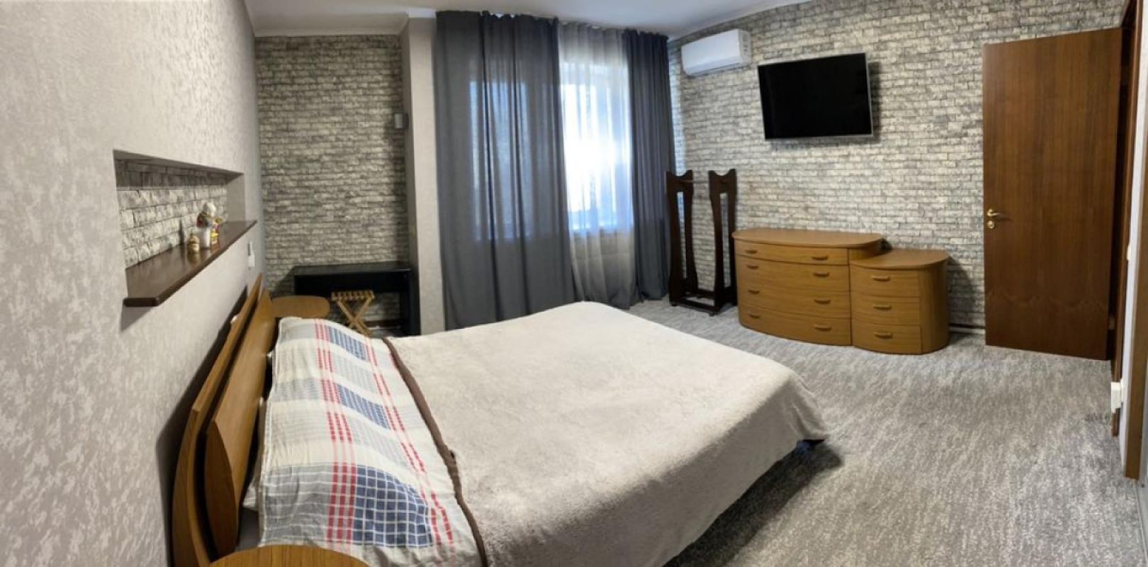 Long term rent 4 bedroom-(s) apartment Antonovycha Street (Horkoho Street) 122