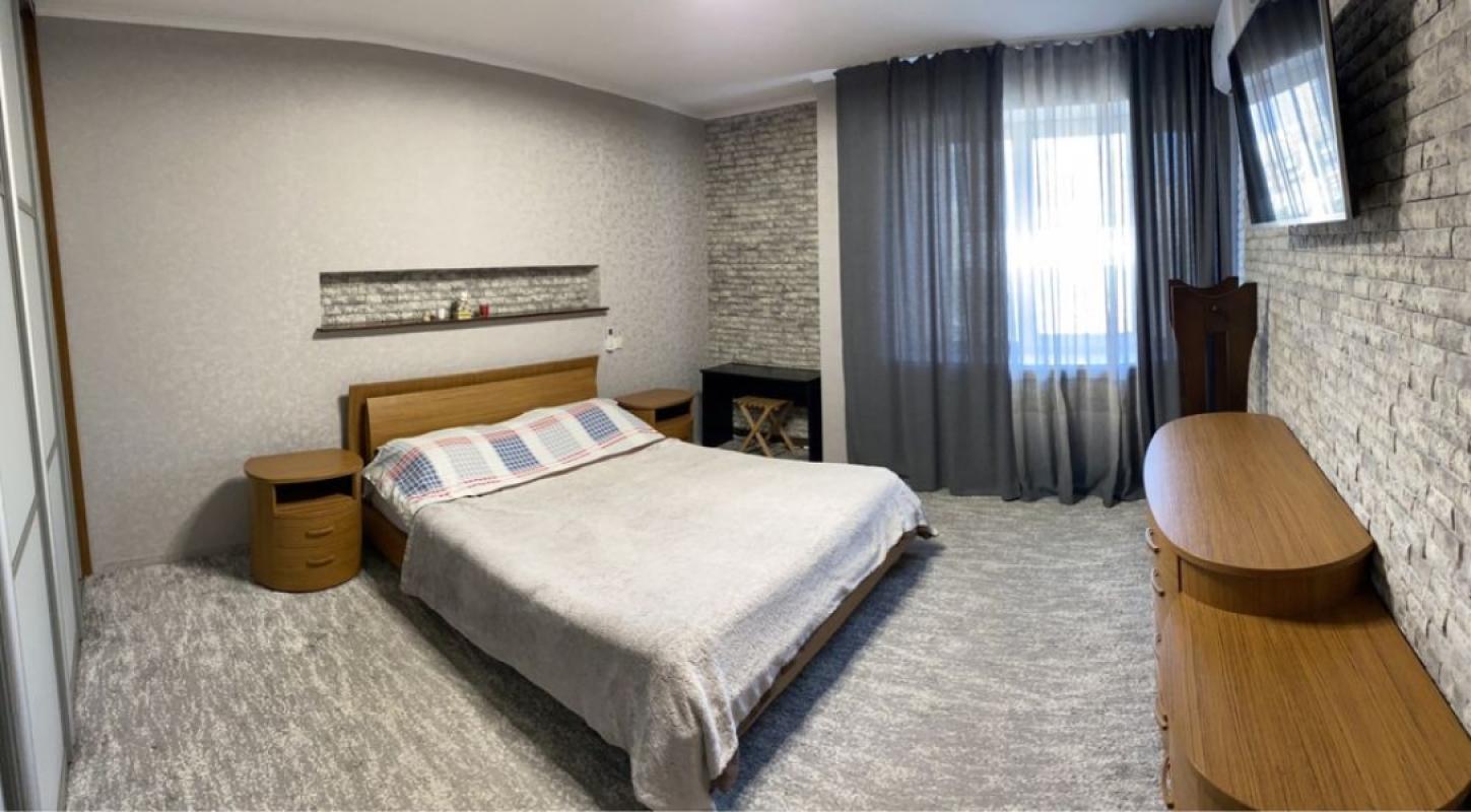 Long term rent 4 bedroom-(s) apartment Antonovycha Street (Horkoho Street) 122