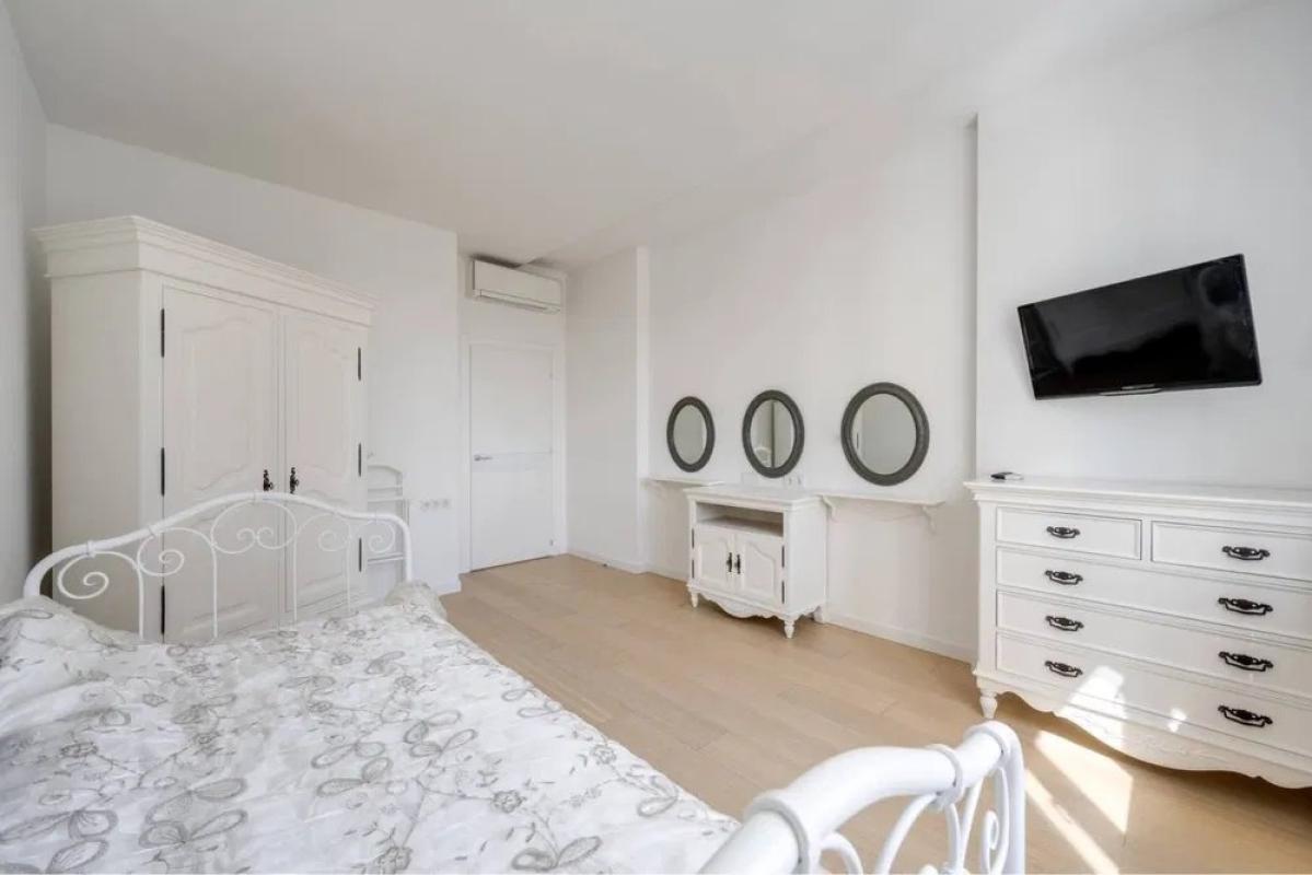 Long term rent 4 bedroom-(s) apartment Dniprovska Embarkment 14