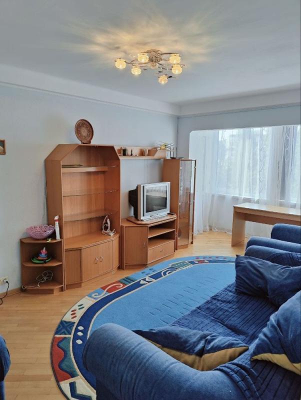 Long term rent 3 bedroom-(s) apartment Entuziastiv Street 7