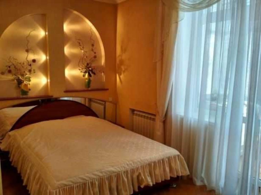 Long term rent 3 bedroom-(s) apartment Yuriia Illienka Street (Melnykova Street) 6