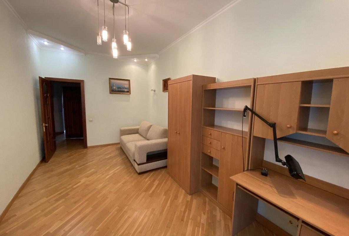 Long term rent 3 bedroom-(s) apartment Sribnokilska Street 14а