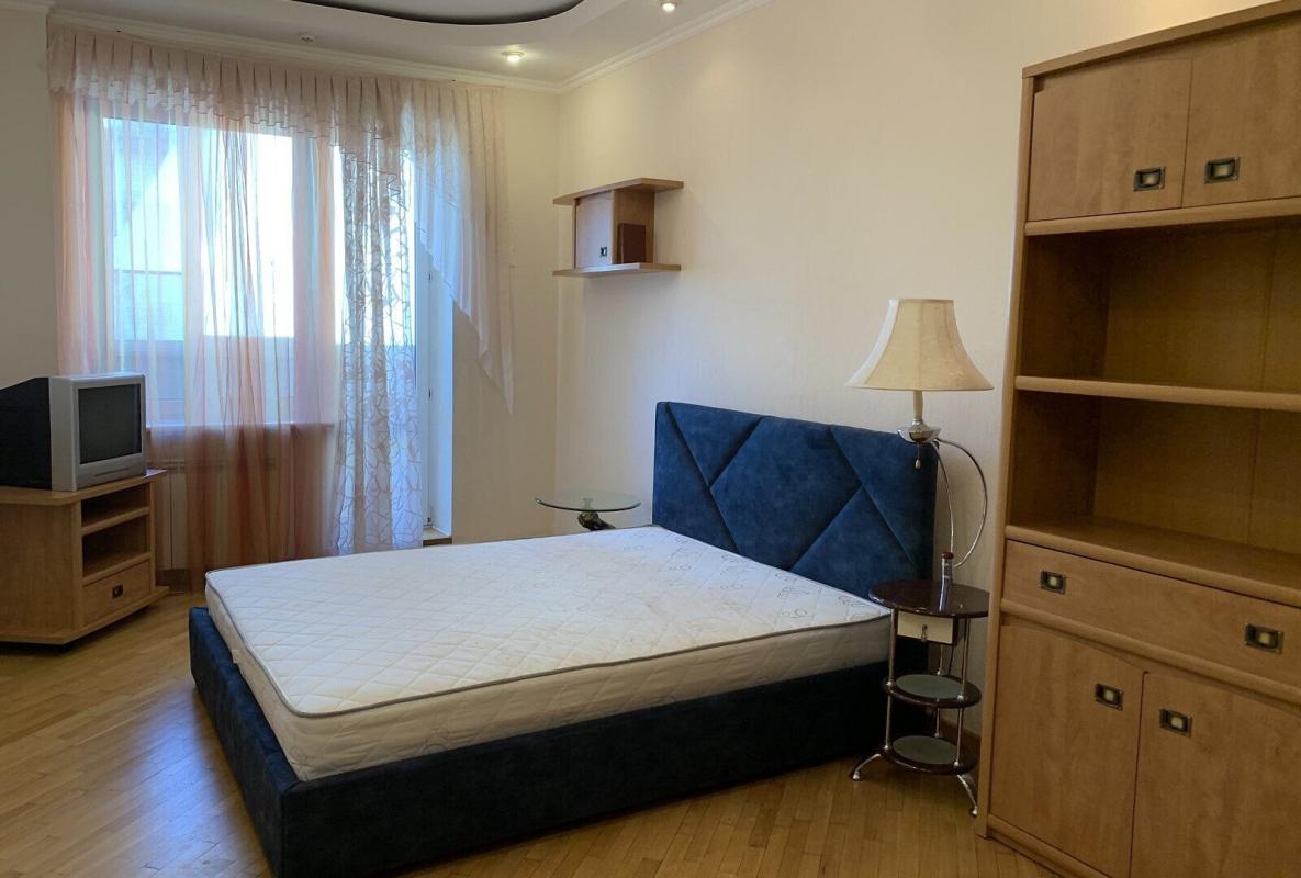 Long term rent 3 bedroom-(s) apartment Sribnokilska Street 14а
