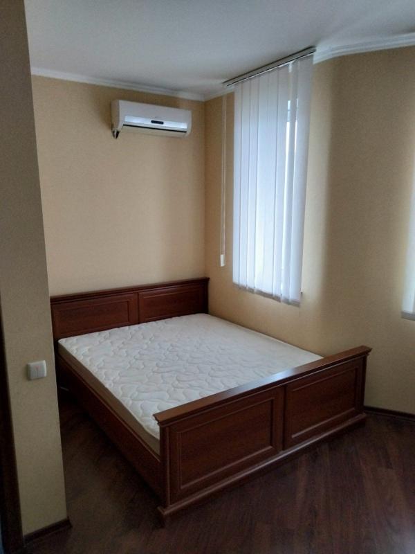 Long term rent 3 bedroom-(s) apartment Beresteiska Avenue (Peremohy Avenue) 121а