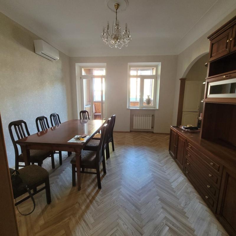Long term rent 4 bedroom-(s) apartment Olesia Honchara Street 67