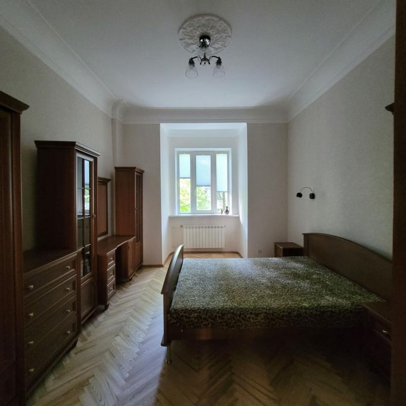Long term rent 4 bedroom-(s) apartment Olesia Honchara Street 67