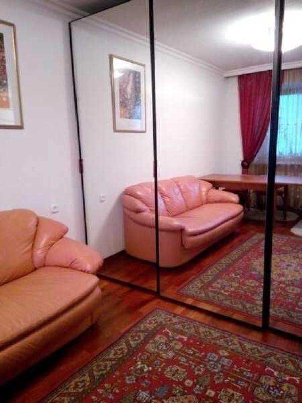 Long term rent 3 bedroom-(s) apartment Volodymyra Ivasiuka Avenue (Heroiv Stalinhrada Avenue) 12