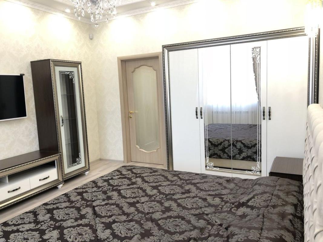 Long term rent 3 bedroom-(s) apartment Hnata Khotkevycha street (Chervonohvardiiska Street) 8