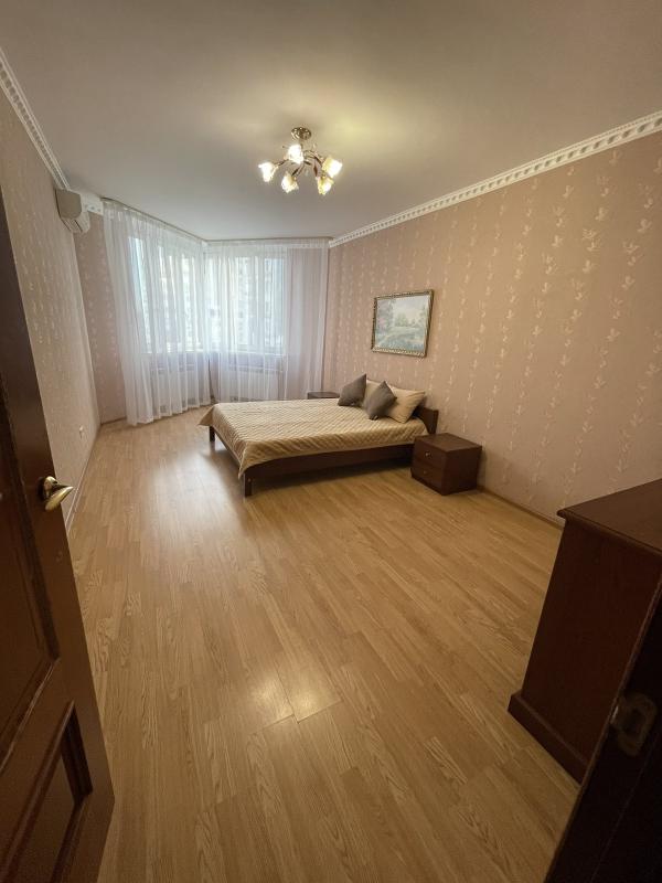 Long term rent 4 bedroom-(s) apartment Sribnokilska Street 1