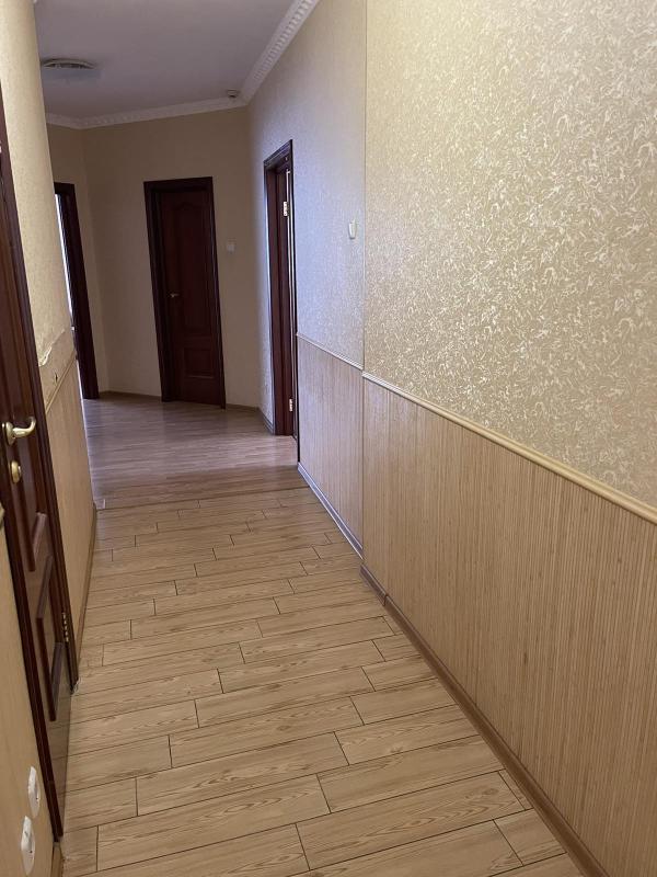 Довгострокова оренда 4 кімнатної квартири Срібнокільська вул. 1