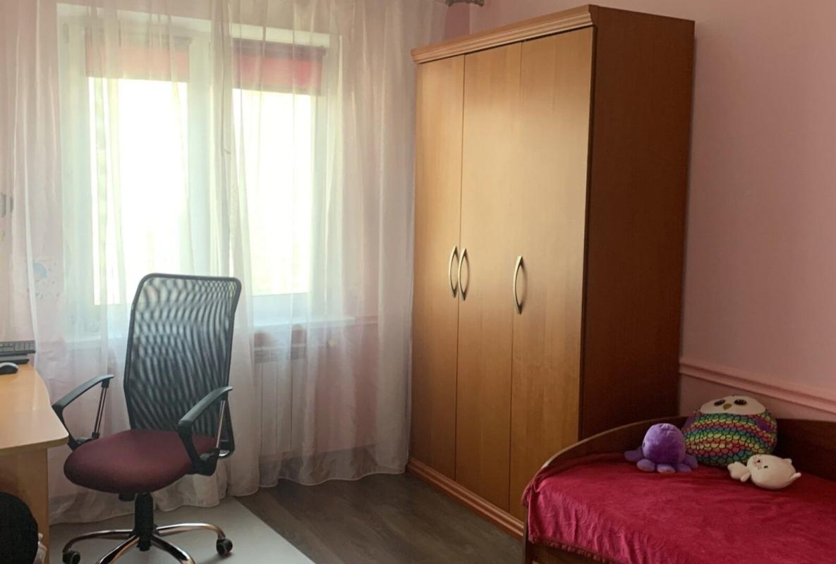 Продаж 3 кімнатної квартири 94 кв. м, Урлівська вул. 15