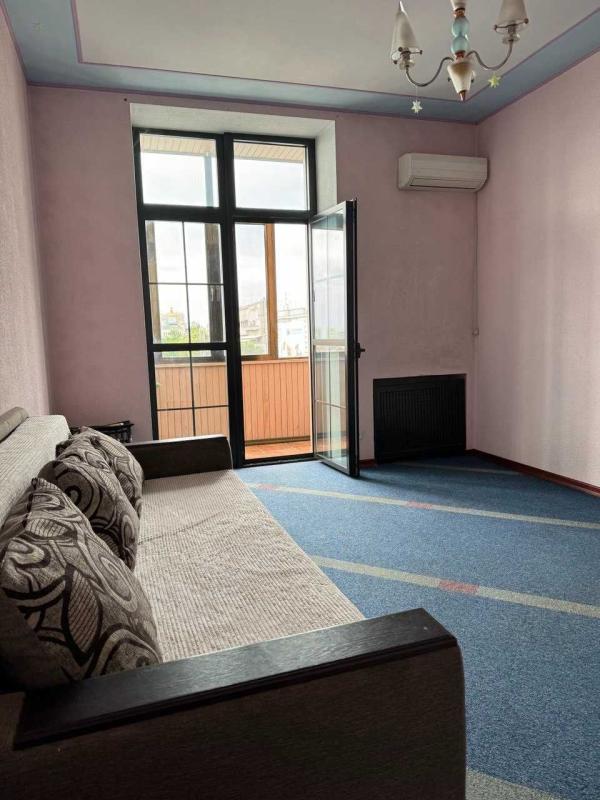 Long term rent 3 bedroom-(s) apartment Bannyi Lane 2