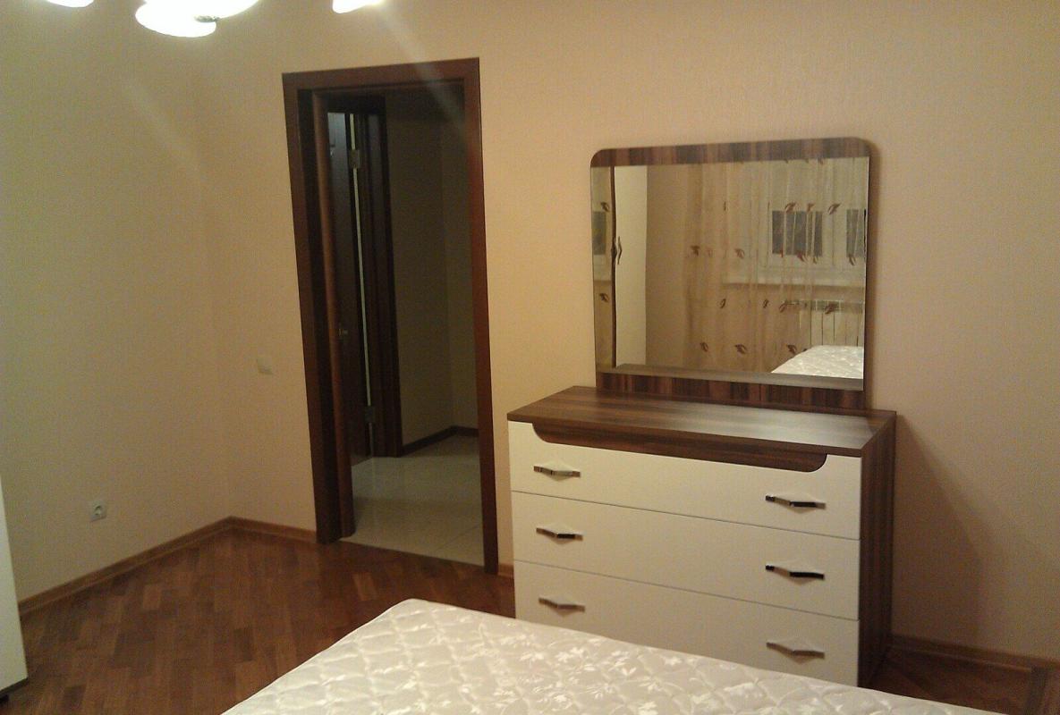 Long term rent 3 bedroom-(s) apartment Nizhynska Street 5
