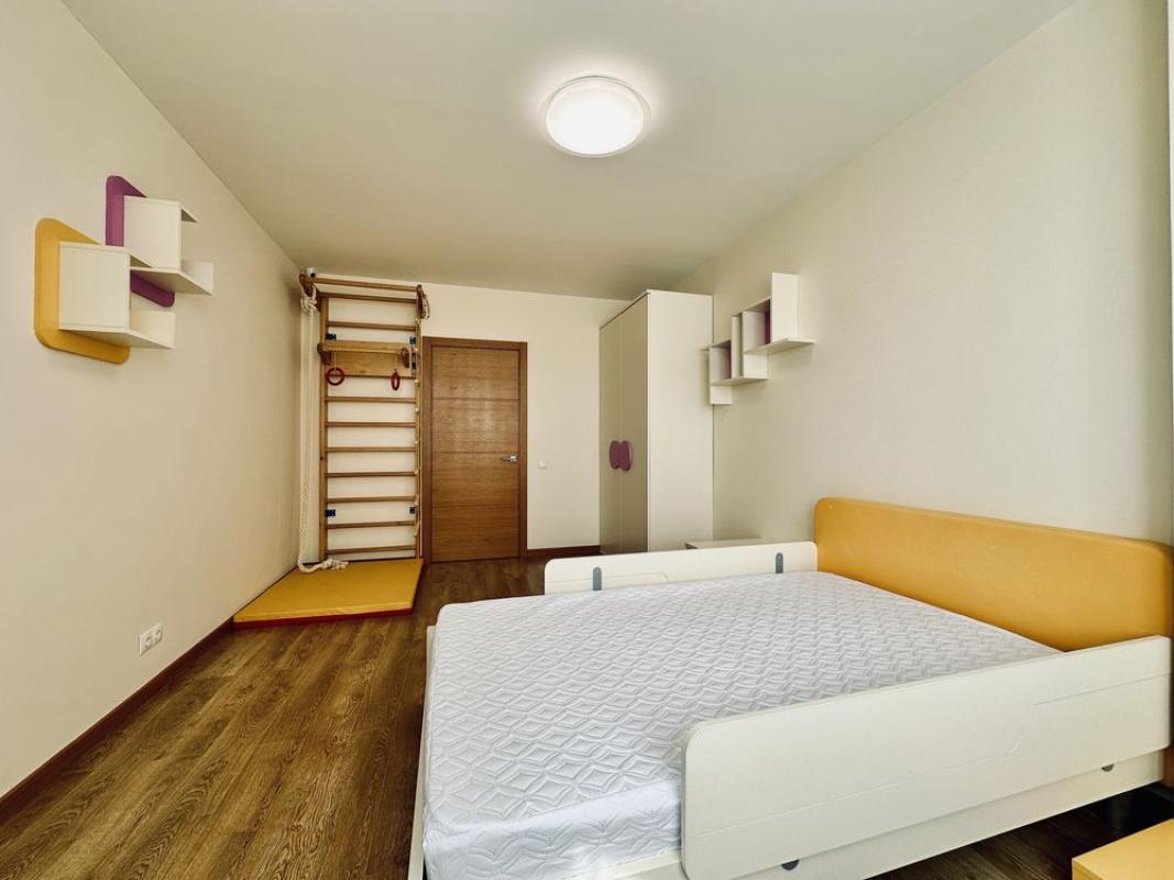 Long term rent 3 bedroom-(s) apartment Vadyma Hetmana Street 1в
