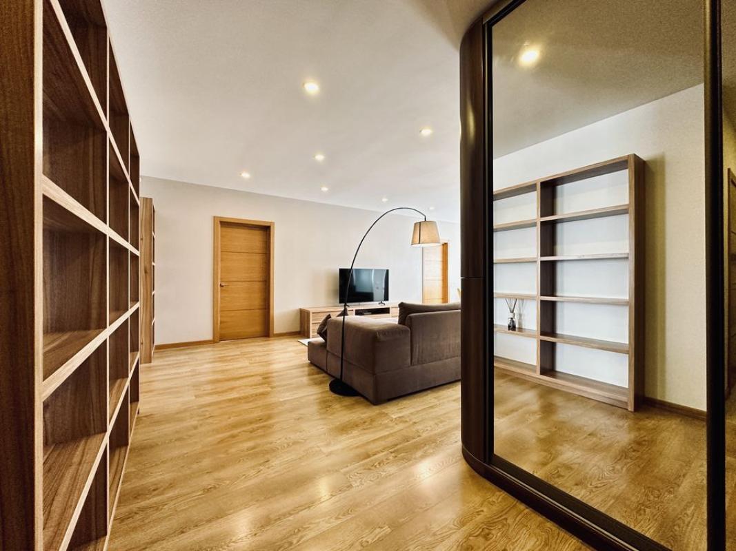 Long term rent 3 bedroom-(s) apartment Vadyma Hetmana Street 1в