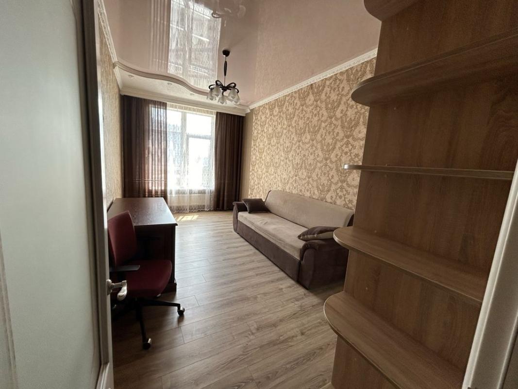 Long term rent 3 bedroom-(s) apartment Akademika Filatova Street 2/1