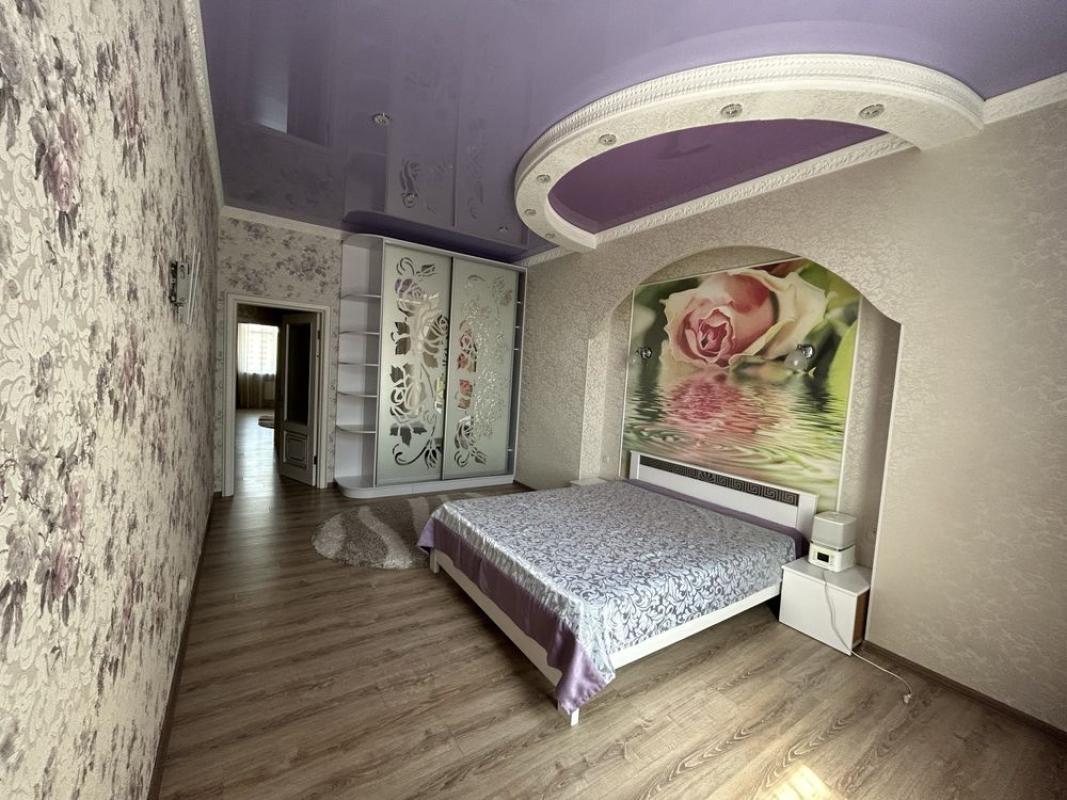 Long term rent 3 bedroom-(s) apartment Akademika Filatova Street 2/1