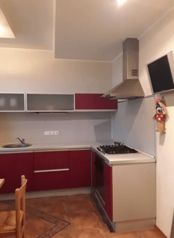 Long term rent 3 bedroom-(s) apartment Pavlivskyi Square 5