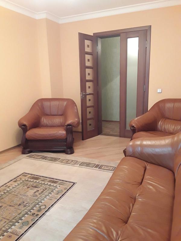 Long term rent 3 bedroom-(s) apartment Pavlivskyi Square 5