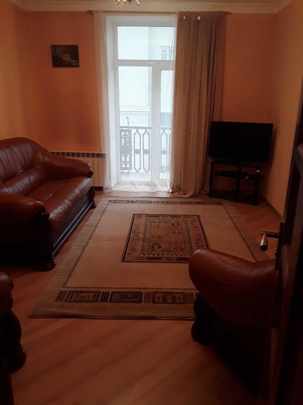 Long term rent 3 bedroom-(s) apartment Pavlivskyi Square 5