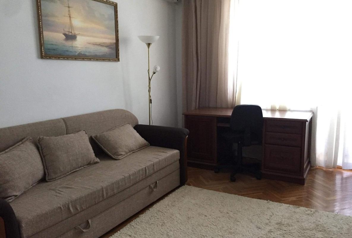 Long term rent 3 bedroom-(s) apartment Lesi Ukrainky Boulevard 9в
