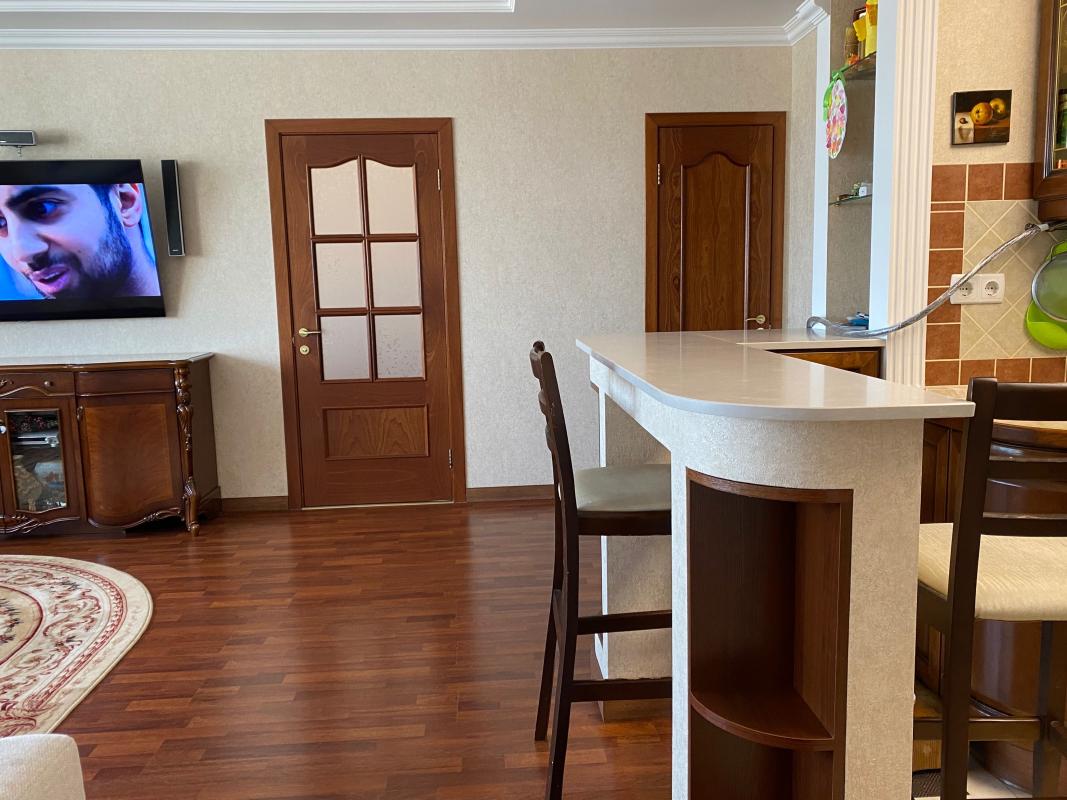 Long term rent 3 bedroom-(s) apartment Mykilsko-Slobidska Street 2в