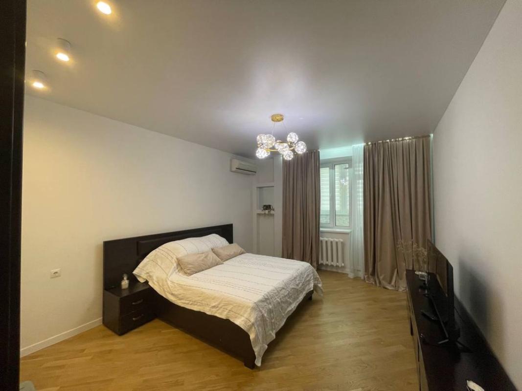 Long term rent 2 bedroom-(s) apartment Mykoly Bazhana Avenue 14