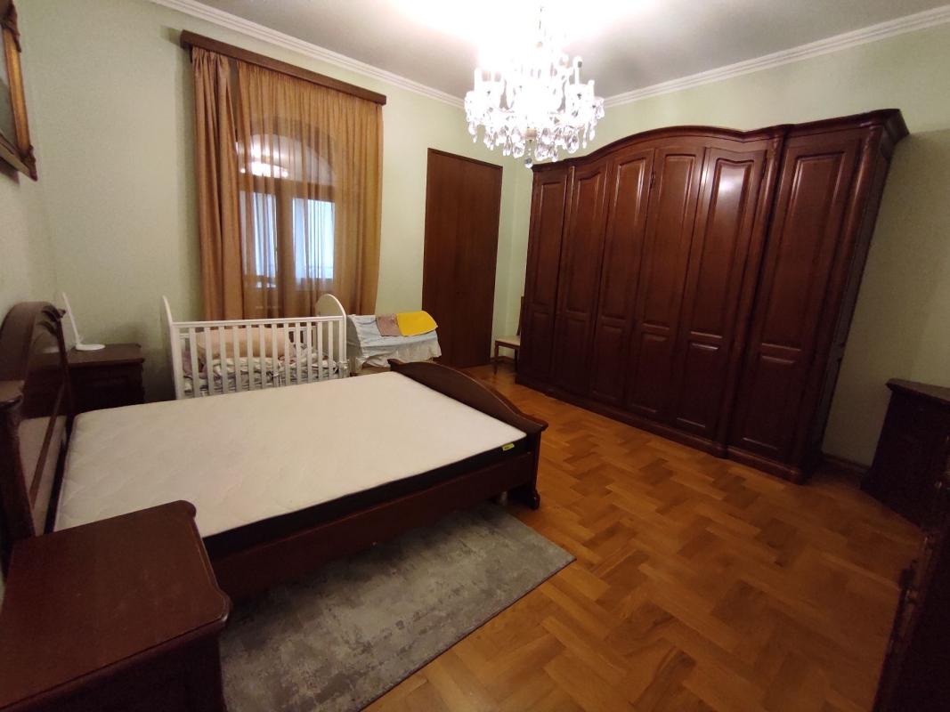 Long term rent 4 bedroom-(s) apartment Saksahanskoho Street
