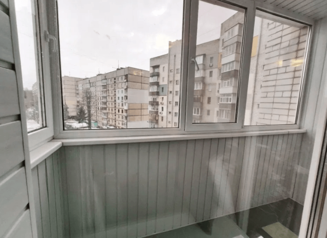 Long term rent 3 bedroom-(s) apartment Hvardiytsiv-Shyronintsiv Street 48