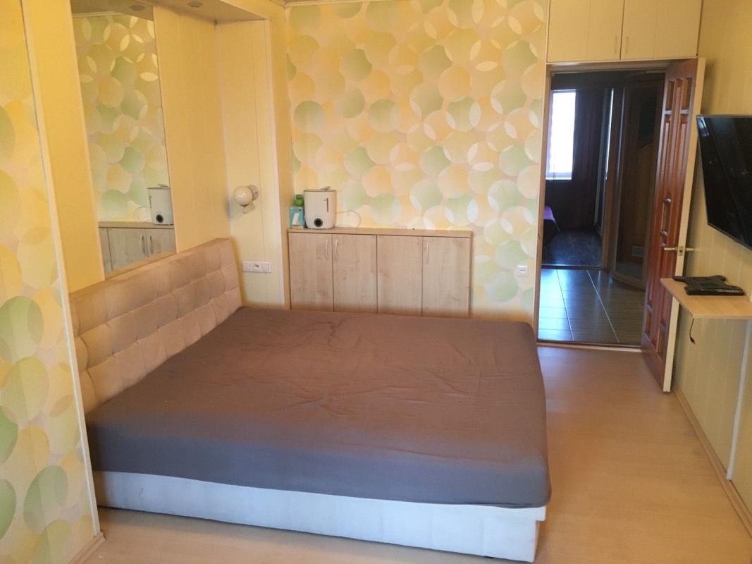 Long term rent 3 bedroom-(s) apartment Feodosiiska Street 6