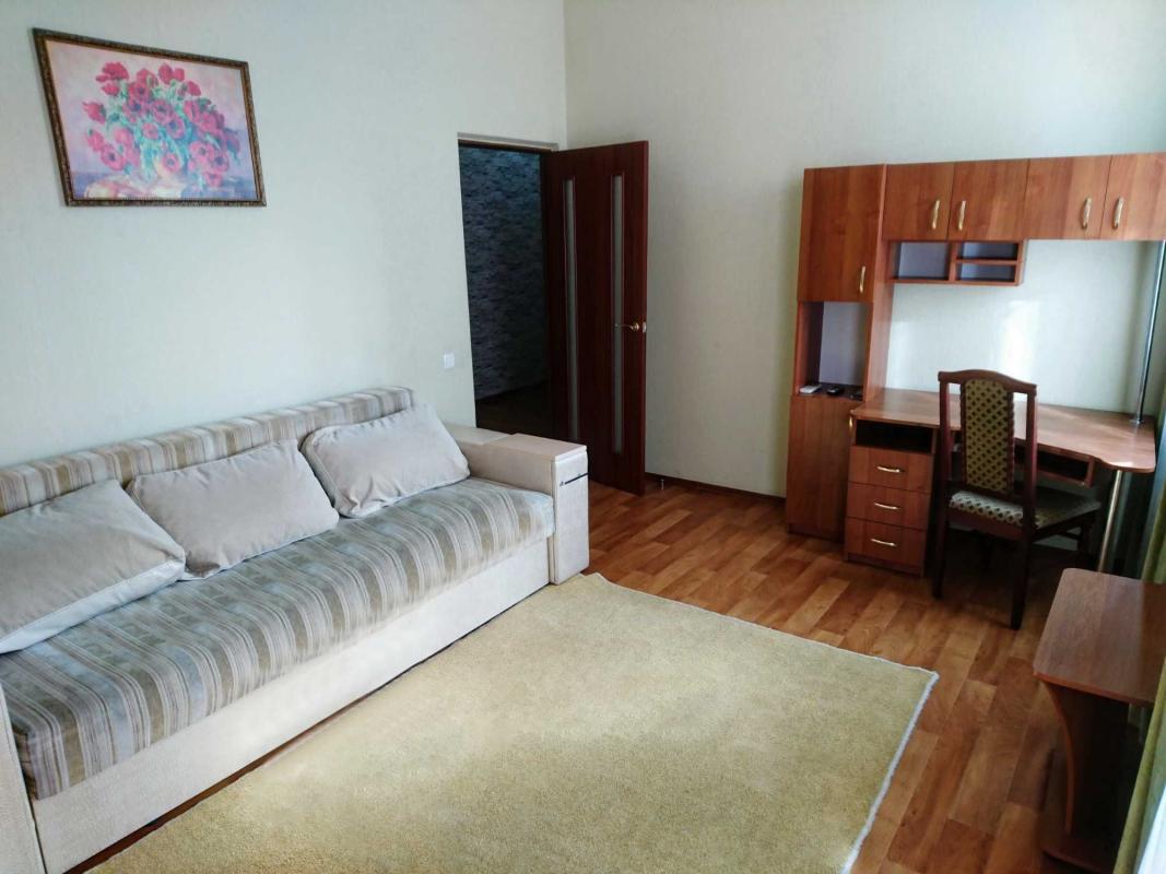 Long term rent 3 bedroom-(s) apartment Hvardiytsiv-Shyronintsiv Street 33