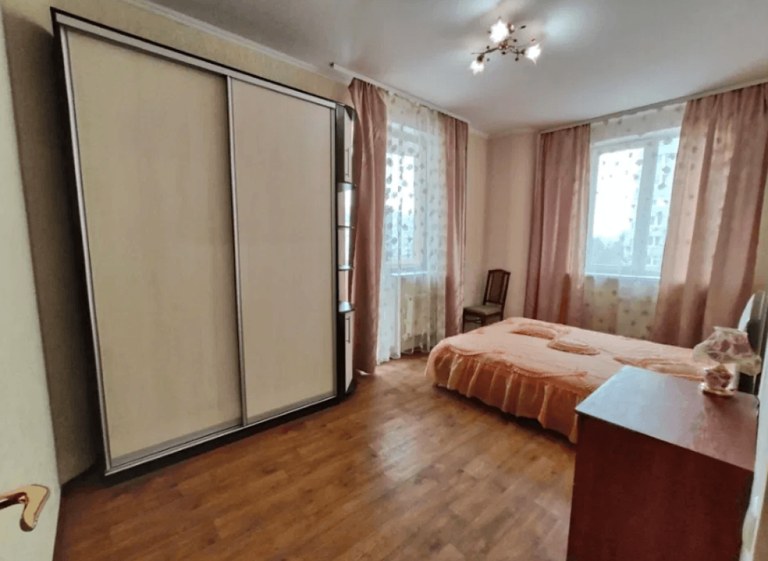 Long term rent 3 bedroom-(s) apartment Hvardiytsiv-Shyronintsiv Street 33