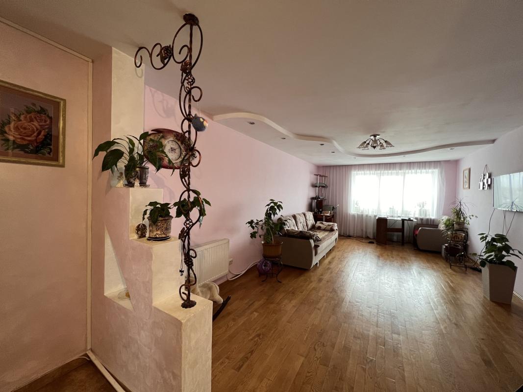 Продаж 4 кімнатної квартири 122 кв. м, Тролейбусна вул.