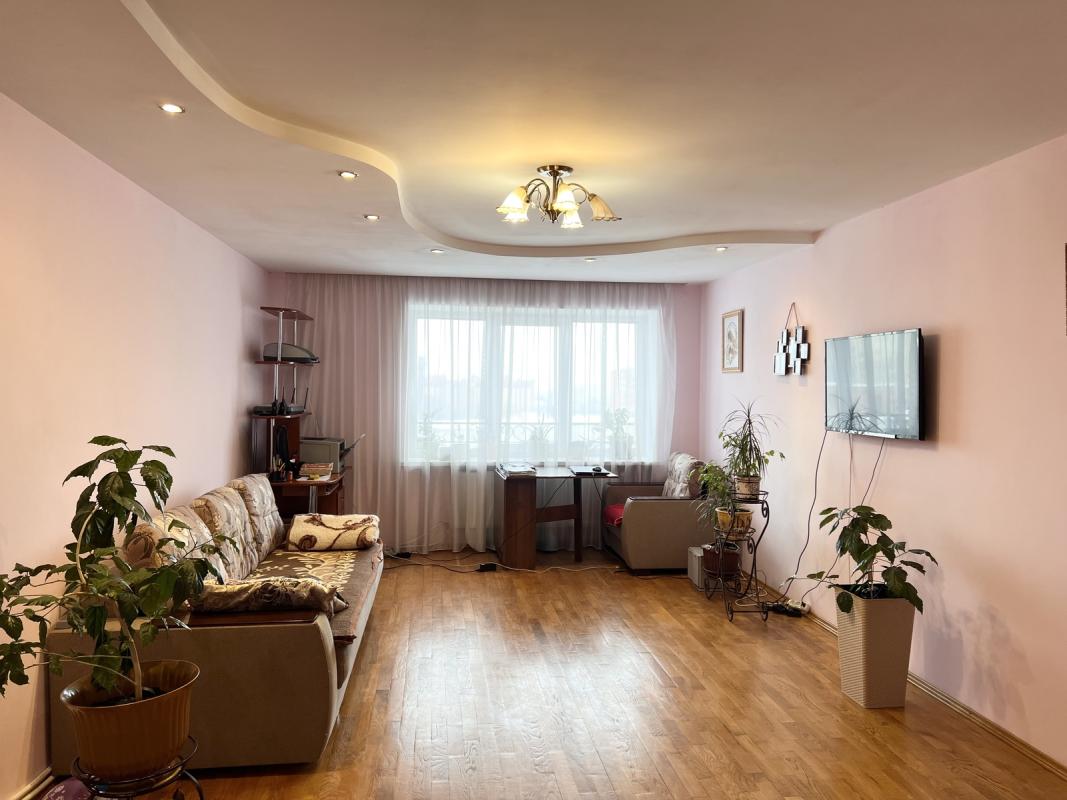 Продаж 4 кімнатної квартири 122 кв. м, Тролейбусна вул.