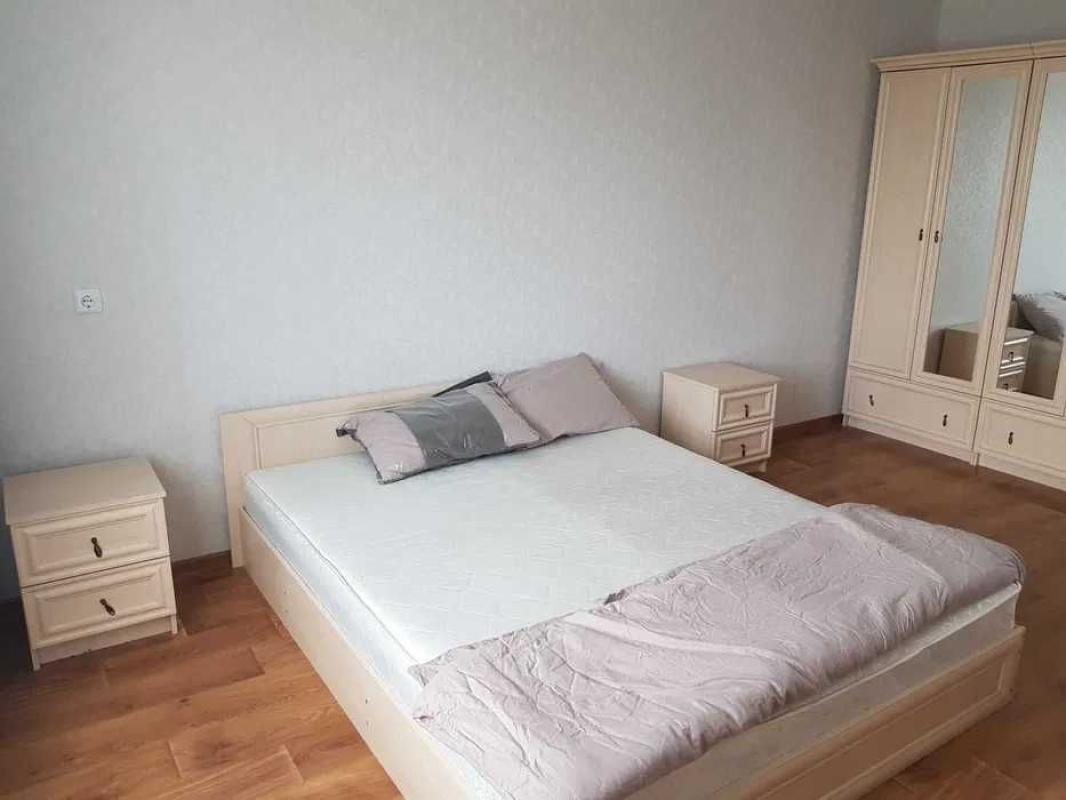 Long term rent 3 bedroom-(s) apartment Yasynuvatskyi Lane 11