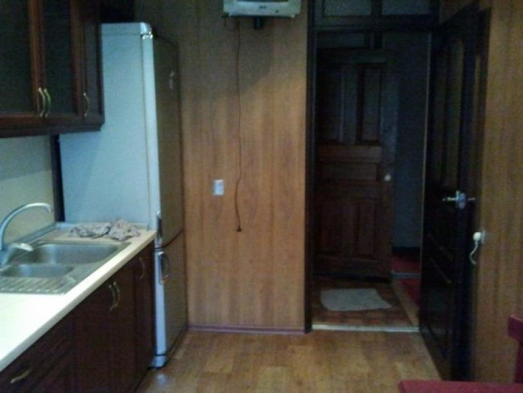 Long term rent 3 bedroom-(s) apartment Novomyasnytska street 6