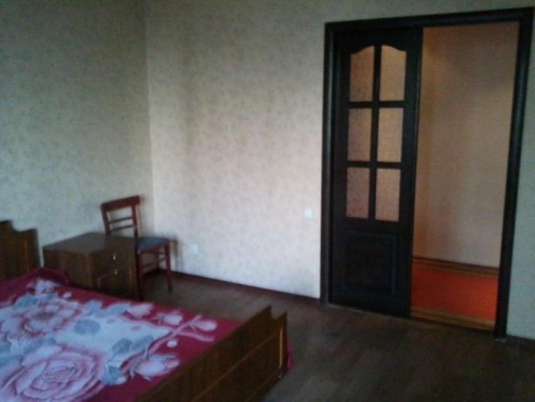 Long term rent 3 bedroom-(s) apartment Novomyasnytska street 6