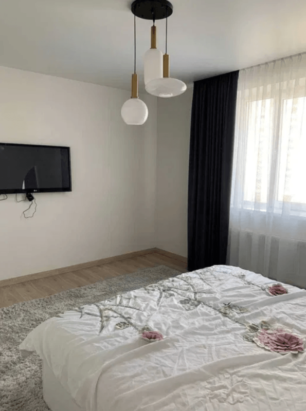 Long term rent 3 bedroom-(s) apartment Yelyzavetynska Street 1