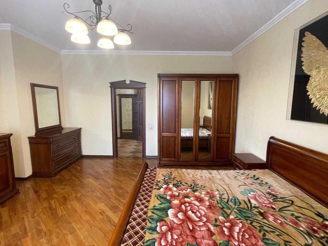 Продажа 3 комнатной квартиры 157 кв. м, Молдовская ул. (Молдавская) 2