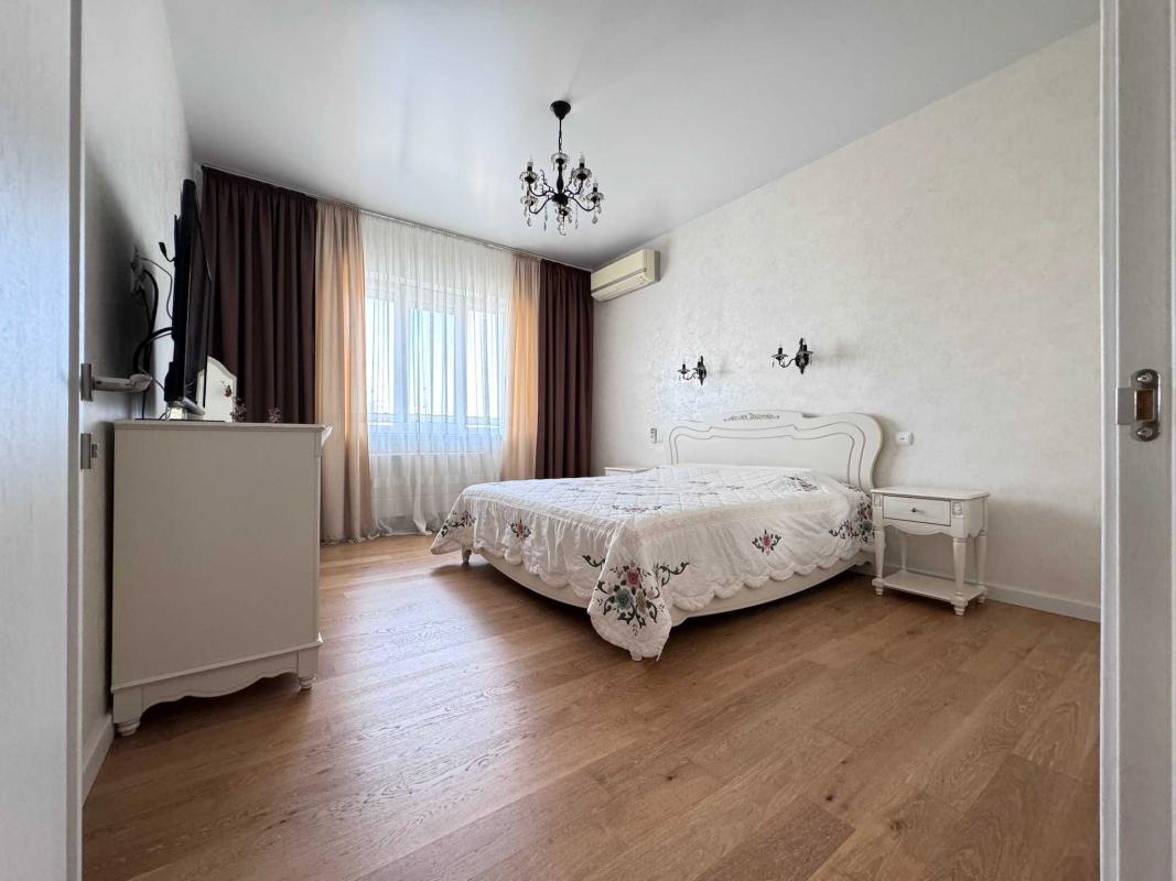 Sale 3 bedroom-(s) apartment 100 sq. m., Andriia Verkhohliada Street (Mykhaila Drahomyrova Street) 2а