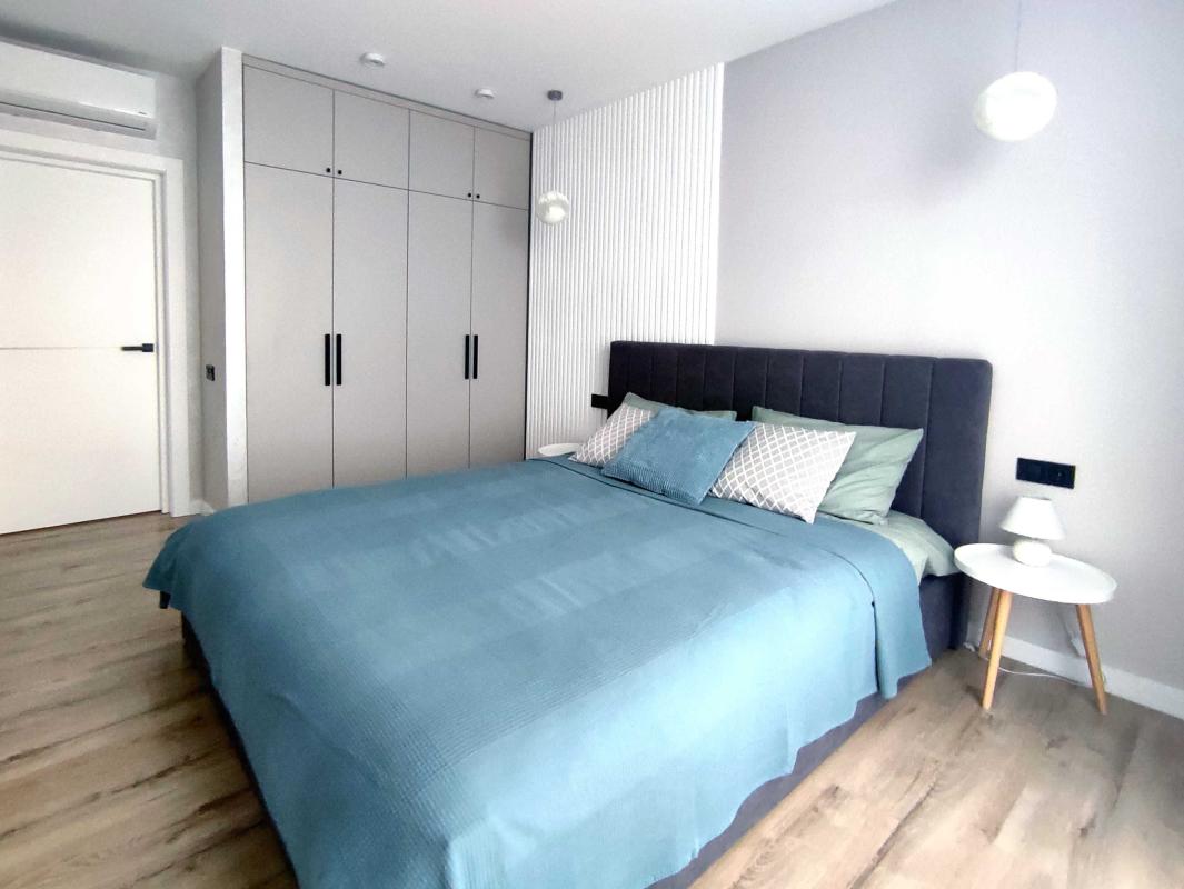 Long term rent 3 bedroom-(s) apartment Dniprovska Embarkment 18а