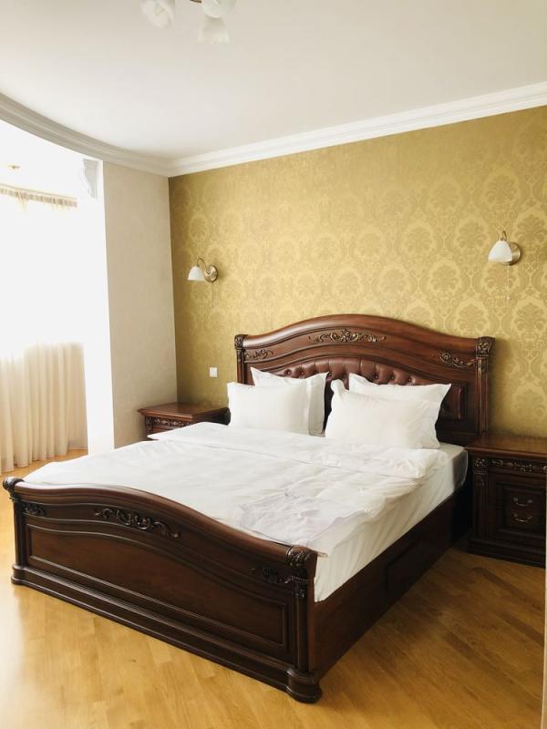 Long term rent 3 bedroom-(s) apartment Dniprovska Embarkment 25