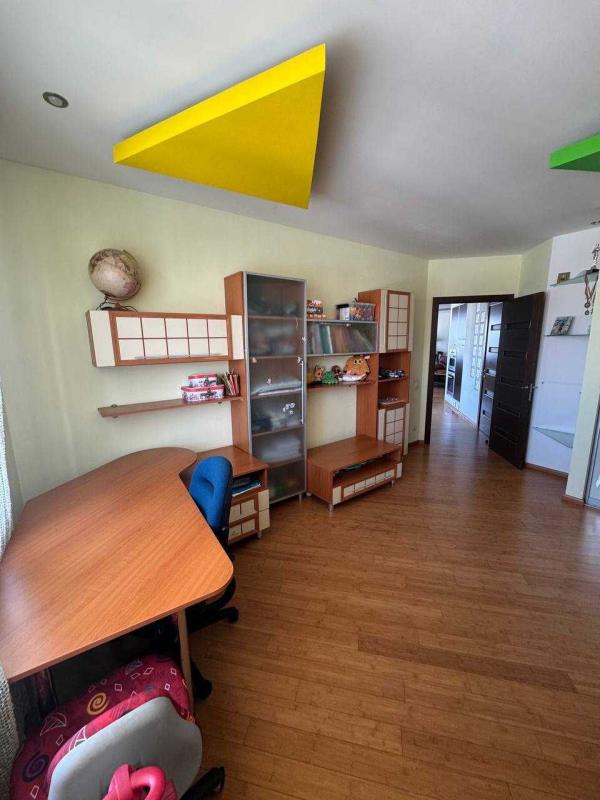 Продажа 3 комнатной квартиры 105 кв. м, Драгоманова ул. 31б
