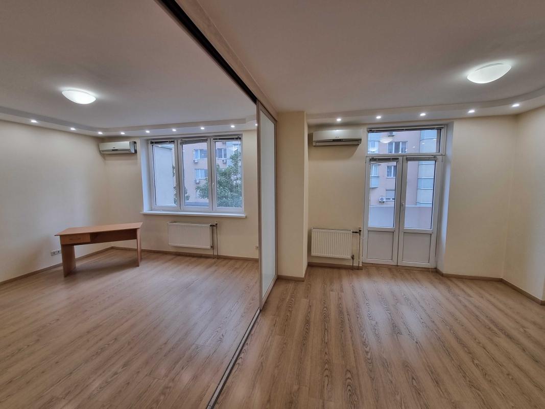 Продаж 3 кімнатної квартири 123 кв. м, Раїси Окіпної вул. 4А
