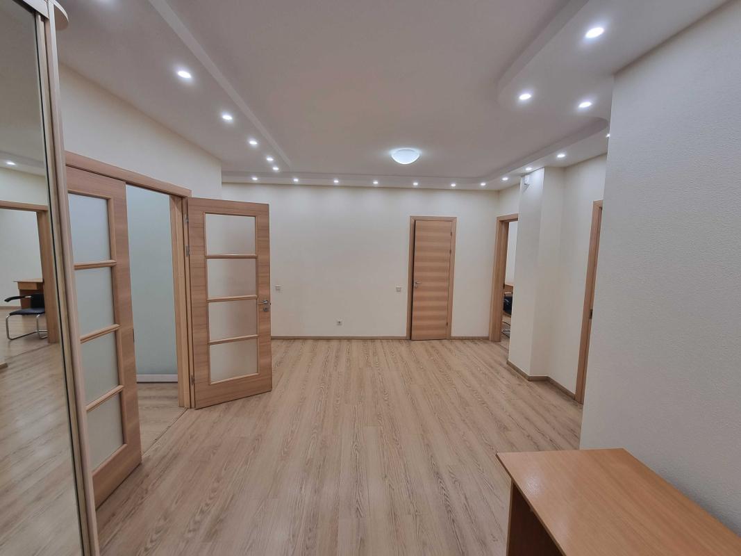 Продаж 3 кімнатної квартири 123 кв. м, Раїси Окіпної вул. 4А