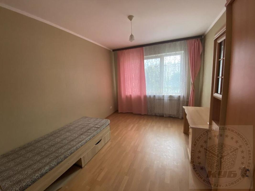 Продаж 3 кімнатної квартири 71 кв. м, Булгакова вул. 3